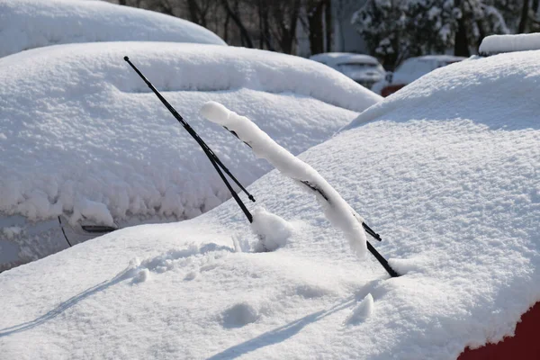 Zvednuté Stěrače Zaparkovaném Autě Pokryté Čerstvým Sněhem Zimní Údržba Auta — Stock fotografie