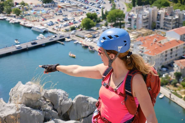 Mujer Trepadora Vía Ferrata Fortica Señala Dedo Hacia Río Cetina —  Fotos de Stock