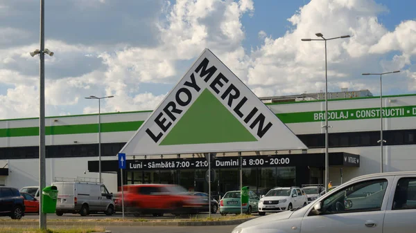 Leroy Merlin标志在入口 人和汽车 Leroy Merlin是一家家庭装修和园艺零售商 罗马尼亚布加勒斯特 2022年5月26日 — 图库照片