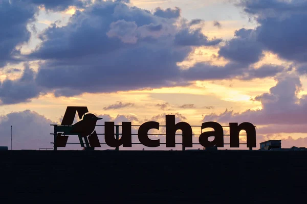 Auchan Logo Schild Über Dem Geschäft Mit Sonnenuntergangswolken Auchan Ist — Stockfoto
