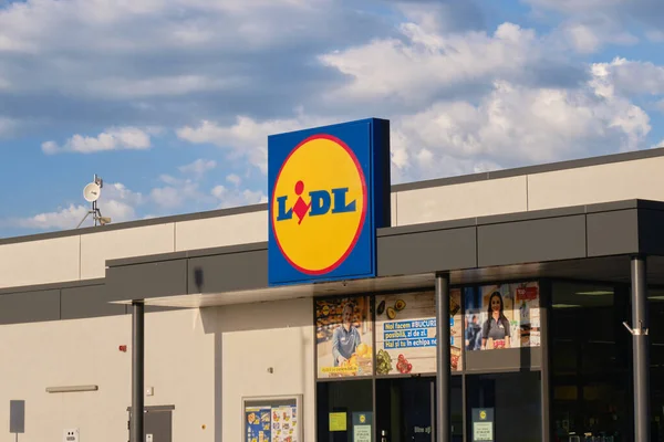 Lidl市场商店标志和云 Lidl是一家德国国际折扣零售商连锁店 在欧洲和美国各地都有分店 罗马尼亚布加勒斯特 2022年5月26日 — 图库照片