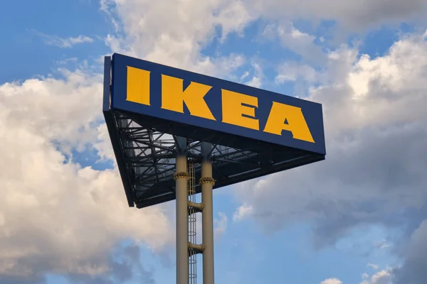 宜家的标志在高大的杆子上 带着晚云 Ikea是一家总部设在瑞典的跨国企业集团 设计并销售可组装的家具 罗马尼亚布加勒斯特 2022年5月26日 图库照片