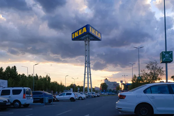 宜家标志和停车场 具有戏剧性的日落云彩 Ikea是一家准备组装家具的零售商 成立于瑞典 罗马尼亚布加勒斯特 2022年5月26日 — 图库照片