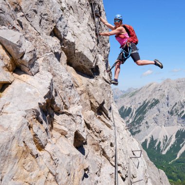 Ferrata Nordkette Innsbruck, Avusturya üzerinden aktif bir kadın. Kaya detayları, macera, aktivite, turizm, klettersteig.