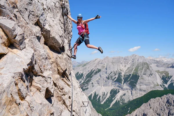 Mutlu aktif kadın ferrata Nordkette Innsbruck, Avusturya üzerinden takılıyor. Açığa çıkmış kaya rotası, macera, faaliyet, turizm, klettersteig.