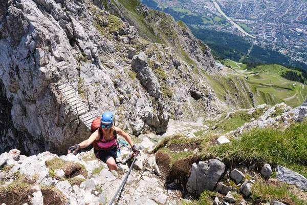 Turystka Odsłoniętym Grzbiecie Nad Innsbruckiem Nordkette Ferrata Klettersteig Austrii Drewniany — Zdjęcie stockowe
