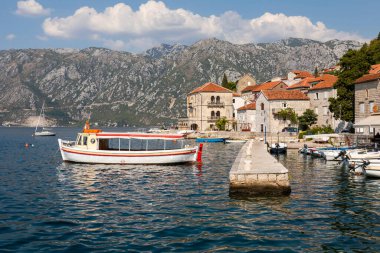 Karadağ 'ın güzel güneşli bir gününde Kotor Körfezi' ndeki tarihi Perast kasabasının manzarası