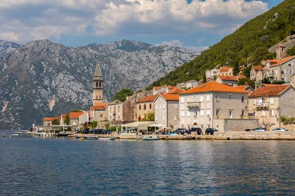 Karadağ 'ın güzel güneşli bir gününde Kotor Körfezi' ndeki tarihi Perast kasabasının manzarası