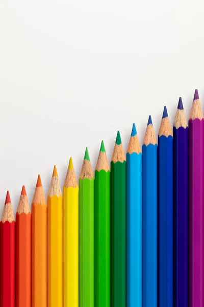 Crayons Couleur Disposés Diagonale Sur Fond Papier Blanc Vertical — Photo