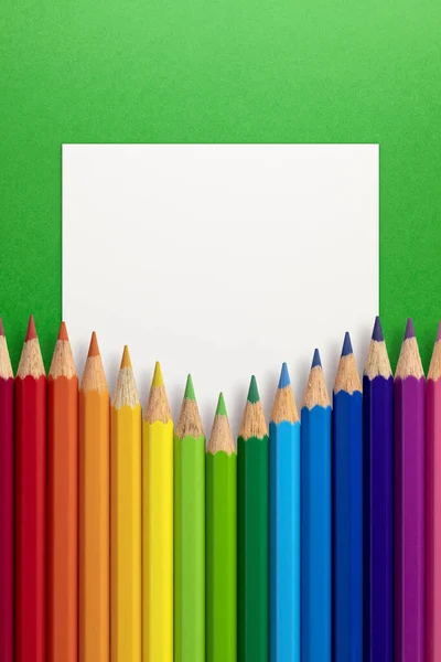 ホワイトペーパーカードノートと緑の紙の背景に色鉛筆で作られた創造的なレイアウト 平置きだ 教育理念 — ストック写真