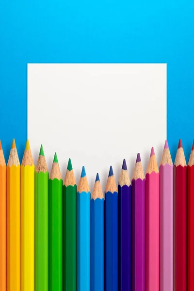 Kreatív Elrendezés Készült Színes Ceruzák Kék Papír Háttér Fehér Papírlap — Stock Fotó