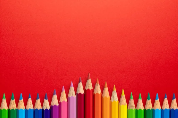Kreatív Háttér Készült Színes Ceruzák Piros Papíron Lapos Fekvés Oktatási — Stock Fotó