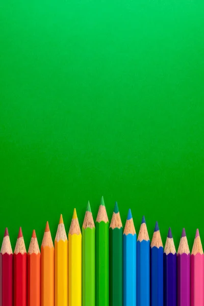 Fond Vertical Créatif Composé Crayons Couleur Sur Papier Vert Pose — Photo