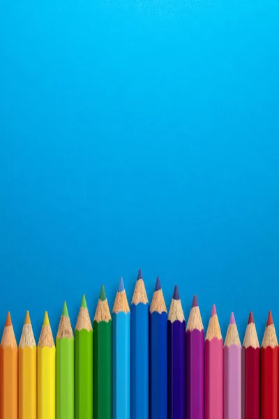 Творческий Вертикальный Фон Цветных Карандашей Голубой Бумаге Плоский Лежал Концепция — стоковое фото