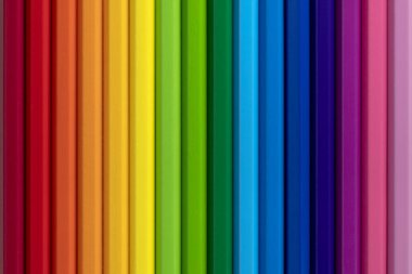 Ahşap renkli kalemlerden yapılmış gökkuşağı arka planı. Düz yatıyordu.