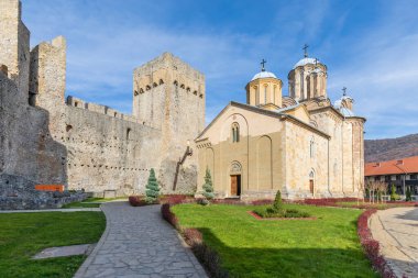Manasija Manastırı, Resava olarak da bilinir. Ortaçağ Sırp Ortodoks manastırı, kilise Kutsal Üçleme 'ye adanmıştır. Despot Stefan Lazarevic 'in Bağışı. Sırbistan