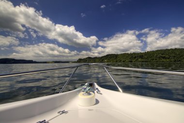 sürat teknesi lake rotorua, Yeni Zelanda üzerinde önü