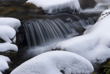 akımın küçük şelale, karla kaplı. Queenstown, Güney Adası, Yeni Zelanda.