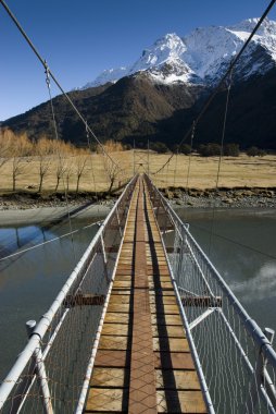 matukituki nehri geçerken swing Köprüsü. Mount hedefleyen Milli Parkı. South Island, Yeni Zelanda.