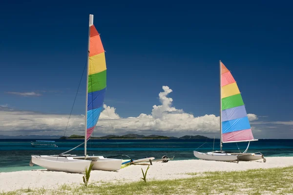 Catamarans on sandy beach. Fiji, South pacific. — Stock Photo, Image