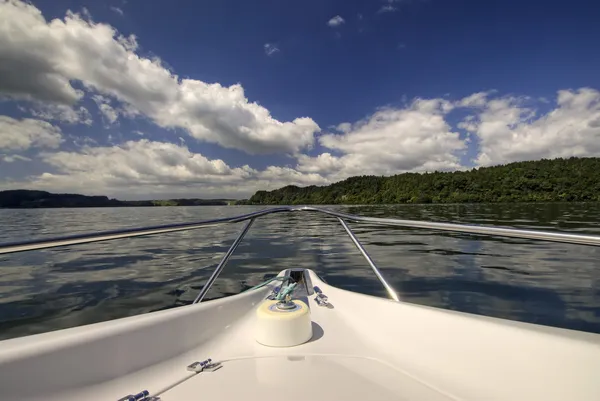 Avant du bateau de vitesse sur le lac Rotorua, Nouvelle-Zélande — Photo