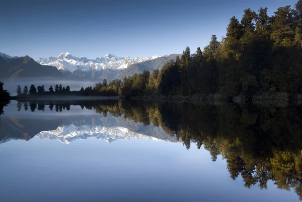 Lago Matheson su una bella mattina tranquilla con il Monte Cook e il Monte Tasman. Isola del Sud, Nuova Zelanda . — Foto Stock