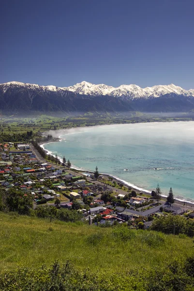 Kaikoura Township mit auflösendem Morgennebel. Südinsel, Neuseeland — Stockfoto