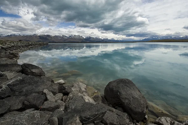 Reflexões no Canal acima do Lago Pukaki. Nova Zelândia — Fotografia de Stock