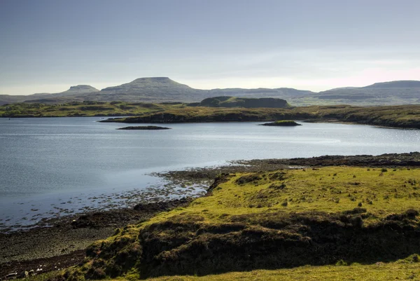 Macleod 's tables mountains from dunvegan loch, isle of skye, scotland — Stockfoto