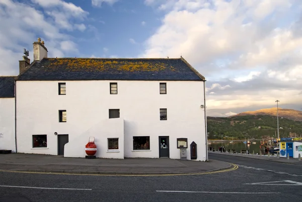 Vista de la calle de la pequeña ciudad, Ullapool. Highlands, Escocia —  Fotos de Stock