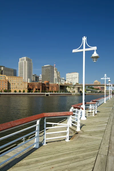 Linia orizontului Saint Paul formează Harriet Island Marina, St. Paul, Minnesota, SUA — Fotografie, imagine de stoc