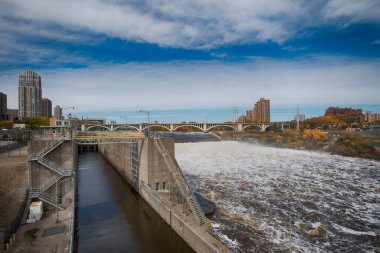 Saint Anthony Falls Kilidi ve Barajı. Minneapolis, Minnesota