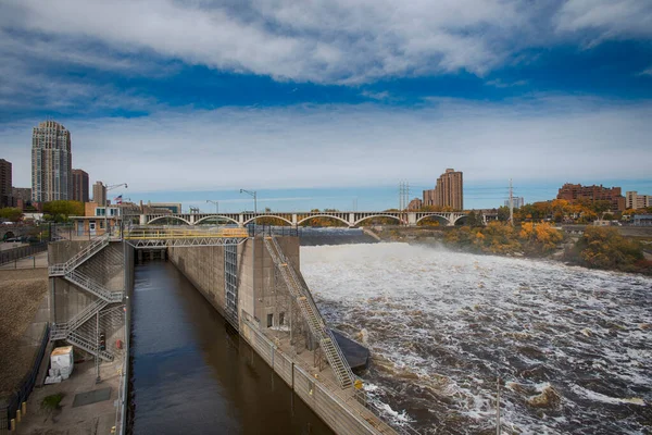 Saint Anthony Falls Kilidi ve Barajı. Minneapolis, Minnesota