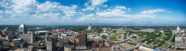 ミネソタ州セントポール ステート キャピタル ビルディングと大聖堂の方へ — ストック写真