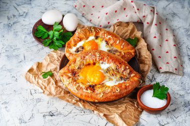 Gürcistan peynirli börekler ortaya odaklanıyor. Khachapuri, süzme peynirle doldurulmuş un turtası, yumurta. Ulusal Gürcü yemeği. Fırın hamuru.