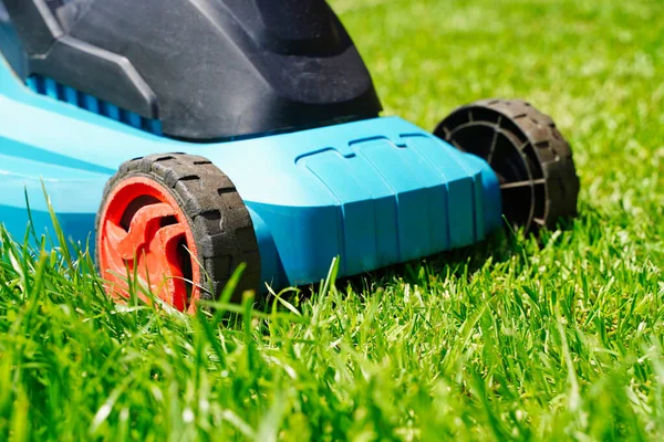 Gazonmaaier elektrische machine trimmen groen gras. Grasmaaien — Stockfoto