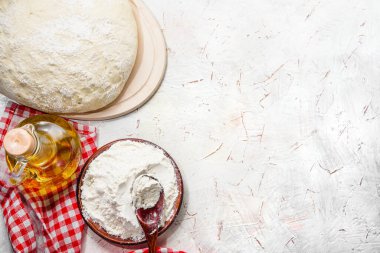 Hazır pizza hamuru, fotokopi alanı olan zeytinyağı. Beyaz buğday unundan yapılmış hamur mayası. Ev yapımı ekmek.