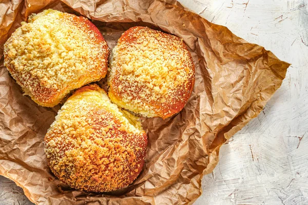 Zelfgemaakte warme broodjes. Biologisch schoon eten, rustiek traditioneel ontbijt. Zoet gebak met suiker. Blanco ruimte voor tekst, kopieerruimte — Stockfoto