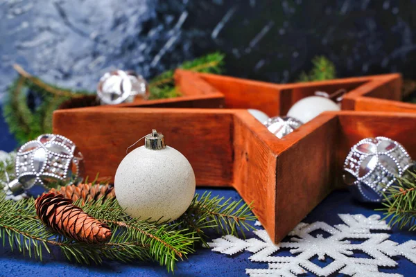 Bardzo piękna kompozycja wigilijna i sylwestrowa - puszyste gałązki sosnowe, białe bożonarodzeniowe kulki i szyszki. Rozproszone tło. Nowy Rok, Boże Narodzenie, ferie zimowe. — Zdjęcie stockowe