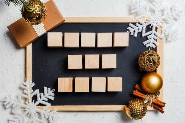 Espacio en blanco para la inscripción Feliz Año Nuevo. Patrón de trajes de baño de madera sobre fondo navideño con tablas negras, bolas y copos de nieve. —  Fotos de Stock