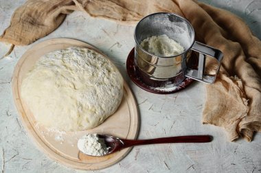 Ev yapımı Hamur, pişirme ve pişirme ekmeği, arka plan kaşıkta beyaz buğday unu. 