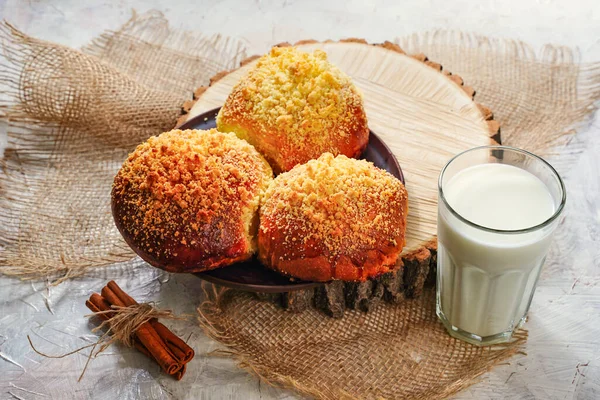 Pão caseiro fresco, pães para o café da manhã com leite, estilo rústico. — Fotografia de Stock