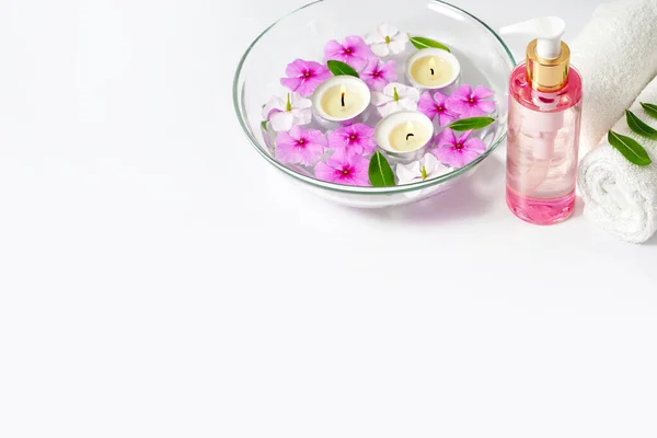 우아 한 배경, 친밀 한 위생국 젤, 흰 수건, 아로마 요법을 위한 핑크 꽃이 들어 있는 용기. 복사 공간. — 스톡 사진