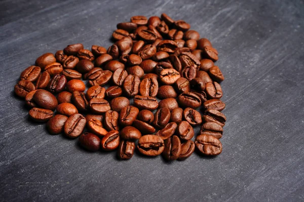 Des grains de café en forme de cœur. Nous aimons fond de café — Photo