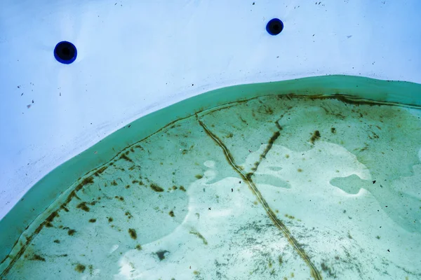 Havuz suyu dökülen enkaz ve çürüklerle kirlenmiş..