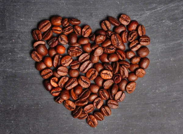 ハートの形をしたコーヒー豆。コーヒーの背景が好き — ストック写真