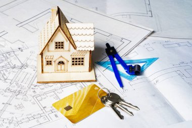 Çalışma masasında ahşap ev modeli inşaatla birlikte, inşaat sahasındaki ofis merkezindeki yeni proje sözleşmesini başlatın, ortaklık ve müteahhit konsepti