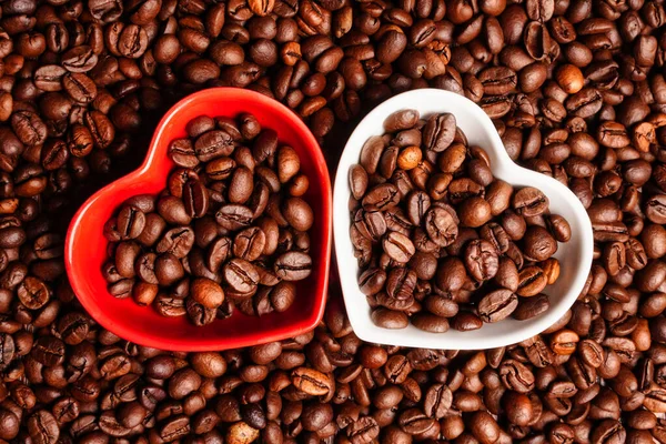 Dwa serca pełne ziaren kawy. Symbol miłości, kartka z życzeniami na Walentynki. Dzień dobry, pijący kawę. — Zdjęcie stockowe