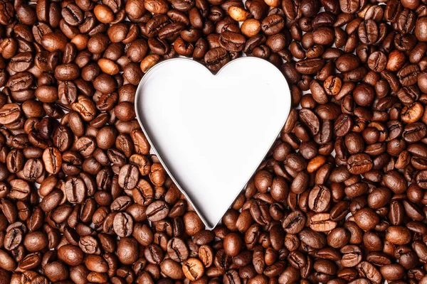 Coeur blanc à l'intérieur grains de café torréfiés. Les amateurs de café papier peint — Photo