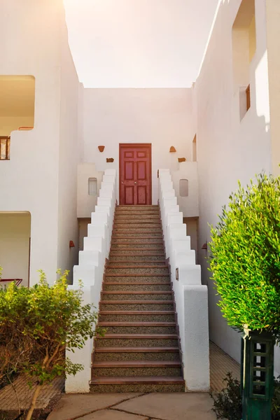Detalle de escaleras y pared blanca de una casa en la calle de Egipto en Sharm El Sheikh —  Fotos de Stock